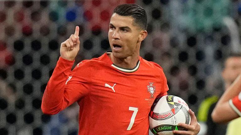 Cristiano Ronaldo Gây Tranh Cãi Với Hành Động Đổi Áo Giữa Trận Đấu
